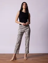 Pantalón de gabardina elastizada con estampado floral multicolor, pretina ancha elastizada y corte recto.