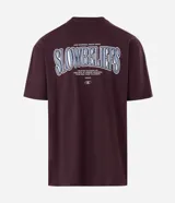 Remera de manga corta con corte relaxed y cuello redondo. Presenta un estampado de lettering en la parte frontal y un diseño gráfico de mayor tamaño en la espalda. Confeccionada en algodón suave y resistente.