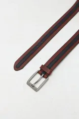 Cinto de cuero combinado en bloque de color marrón y negro, con hebilla metálica rectangular de acabado envejecido.