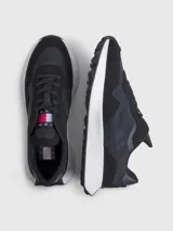 Zapatillas deportivas Tommy Jeans de corte bajo, con exterior de poliéster y diseño de paneles con mezcla de texturas. Presentan suela dentada de goma y caucho, cierre con cordones y parche distintivo de la marca en la lengüeta.