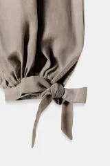 Pantalón bombacho de tiro alto, color beige topo, con cintura elástica fruncida y bajo ajustado con lazada.