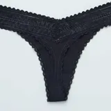 Tanga negra de algodón con cintura de encaje con aberturas laterales.