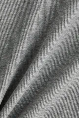 Remera de manga corta en punto acanalado, de modelo entallado con cuello redondo ribeteado.