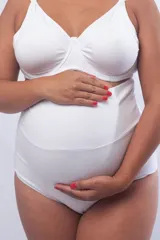 Bombacha maternal de tiro extra alto, confeccionada en algodón elastizado con doble tela en la zona abdominal para mayor soporte.