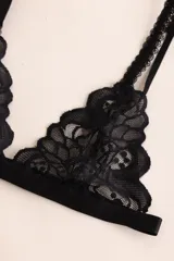Sostén tipo bralette negro de encaje elastizado, con diseño triangular y breteles con detalle de encaje.