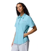 Camisa de manga corta Columbia modelo Tamiami II SS Shirt, color celeste, con cierre frontal de botones, cuello clásico y tecnología de protección solar y absorción de humedad.