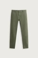 Pantalón chino skinny fit color gris oscuro, confeccionado en mezcla de algodón con elasticidad. Cuenta con bolsillos frontales, bolsillos traseros de vivo y cierre frontal con cremallera y botón.