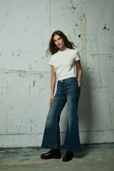 Jean de corte wide leg en color gris oscuro con acabado lavado, tiro alto y diseño de cinco bolsillos.