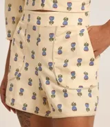 Short de tiro alto confeccionado en mezcla de viscosa y lino, con estampado de piñas pequeñas. Presenta bolsillos frontales redondeados y cintura con elástico en la parte posterior.