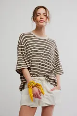 Remera oversize de algodón con diseño a rayas horizontales, cuello redondo y un bolsillo aplicado en el pecho.