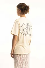 Remera verde militar con efecto gastado, corte oversize y estampado frontal con logo circular en color crudo.