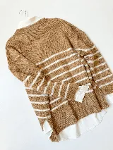 Sweater tejido color crema con rayas horizontales marrones, cuello redondo y corte holgado.