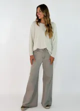 Pantalon de jean negro de corte wide leg, con tiro alto, cierre frontal con botón y bolsillos laterales.