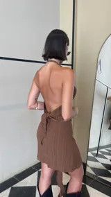 Top de cuello halter con textura arrugada, color marrón, confeccionado en tejido crepé elástico.