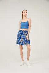 Minifalda verde militar con estampado floral en tonos rosados, con cintura elastizada.