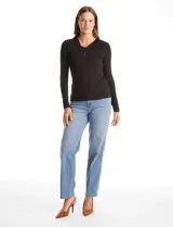 Remera de modal manga larga, color negro, con escote en V y detalle de nudo frontal con abertura tipo ojal.