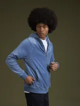 Buzo hoodie gris con capucha y cierre frontal.