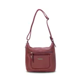 Bandolera color bordó de símil cuero con dos bolsillos frontales con cierre, un bolsillo trasero y tres bolsillos internos. Incluye correa larga regulable a tono.