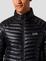 Campera puffer ultraligera de plumas, color negro, con diseño de deflectores horizontales, cuello alto y cierre frontal completo. Cuenta con bolsillos laterales con cierre y puños con ribete elástico.