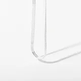 Cadena plateada de eslabones pequeños con diseño de espiga.