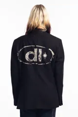 Blazer negro con parches y estampado en serigrafía.