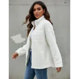 Campera de corderito color blanco, con cierre frontal completo, cuello alto y bolsillo frontal con cierre. Presenta un diseño forrado y cálido, ideal para la temporada de invierno.
