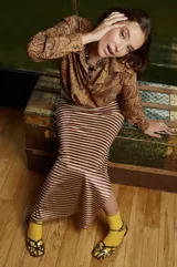 Falda midi de satén a rayas horizontales en tonos beige y borgoña, de corte recto y cintura alta.