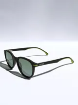 Lentes de sol Osten modelo Maui, con armazón negro de diseño redondeado y detalles en color naranja en las patillas. Cuentan con cristales polarizados con protección UV 400.