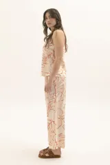 Pantalón palazzo negro con estampado de pinceladas azules, tiro alto y corte amplio.