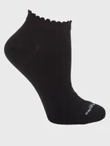 Medias cortas de color negro con borde superior con detalle de volados y logo de la marca bordado en la puntera.