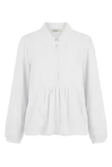 Camisa blanca de manga larga con cuello bebe, detalles de encaje y bordados en el frente, y cierre frontal con botones.