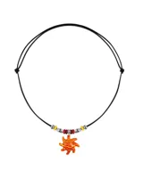 Collar de cordón negro ajustable con dije central en forma de sol de resina naranja y amarilla, decorado con cuentas metálicas, rojas y amarillas.