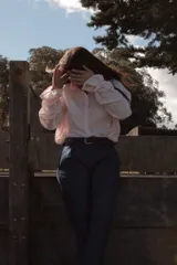 Pantalón jean azul oscuro de corte mom, confeccionado en 100% algodón, con pretinas en la cintura para un mejor ajuste.