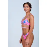 Bikini de dos piezas con estampado floral y de mariposas en tonos fucsia y azul. El top es de estilo deportivo con tiras cruzadas en la cintura, y la bombacha es de corte cavado tipo tanga.