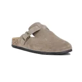 Zueco de gamuza color taupe con una tira ajustable mediante hebilla metálica. Presenta una plantilla con base de corcho y suela de goma negra.