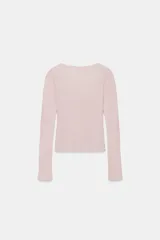 Chaqueta de punto color beige con escote en pico y manga larga, que incluye un top interior integrado con detalle de encaje a tono. Cierre frontal mediante botones.