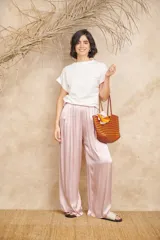 Pantalón palazzo de raso color rosa claro, con cintura elástica.