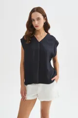 Blusa azul marino de viscosa, de corte holgado, sin mangas y con escote en V.