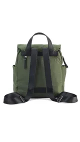 Mochila de nylon color azul, con tapa frontal y cierre de broche tipo hebilla. Cuenta con correas regulables negras, asa superior, bolsillos laterales y bolsillo trasero con cierre.