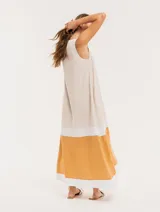 Vestido largo color blanco con franjas horizontales en amarillo y beige, de lino, con escote en V y bolsillos laterales.