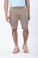 Bermuda cargo color beige con múltiples bolsillos laterales, bolsillos traseros y trabillas para cinturón.