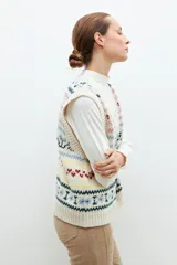 Chaleco de punto beige con jacquard multicolor, escote en V y corte recto.
