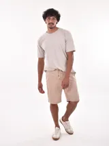 Bermuda de hombre color gris oscuro, de corte regular y largo hasta la rodilla, con cintura elástica y cordón de ajuste.