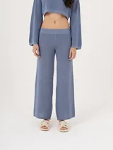 Pantalón de punto color negro, de corte recto y tiro medio, con cintura elástica y diseño de pierna ancha.