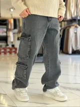 Pantalón cargo de jean azul claro, con corte oversize y múltiples bolsillos laterales en las piernas.
