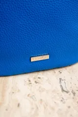 Cartera de mano color arena, con cierre superior y logo de la marca en el frente.