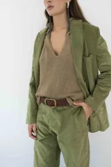 Pantalón beige de corte ancho con pinzas y bolsillos laterales.