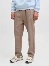 Pantalón de jogging color marrón claro, de algodón y poliéster reciclado, con cintura elástica ajustable con cordón, corte relajado y logo bordado en blanco.