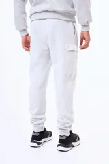 Pantalon cargo de felpa con bolsillos laterales, cintura elastizada con cordón de ajuste y puños en los tobillos.