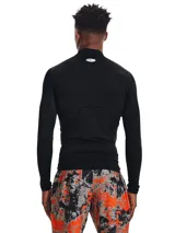 Remera de compresión Under Armour de manga larga con cuello alto, confeccionada en tejido de doble capa con interior cepillado. Presenta un diseño ergonómico con paneles de malla para ventilación y material elástico en cuatro direcciones.